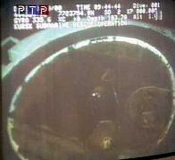 Νέες προσπάθειες να ανοιχτούν καταπακτές στο ρωσικό υποβρύχιο