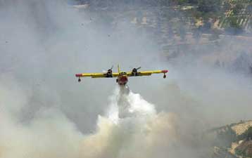 Προσπάθειες για την κατάσβεση πυρκαγιάς στη Σκιάθο