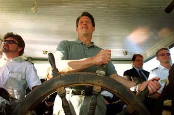 Κλείνει η ψαλίδα ανάμεσα σε Γκορ και Μπους – Ξεκίνησαν νέες περιοδείες