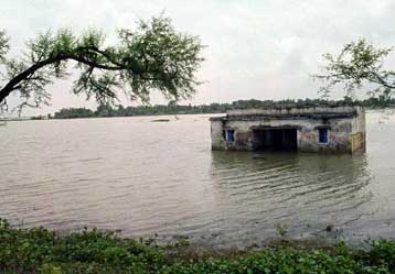 Τριάντα έξι νεκροί και πολλοί αγνοούμενοι στα νερά υπερχειλισμένου ποταμού στην Ινδία