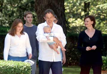 Αρνείται ο Μπλερ τις κατηγορίες ότι ο γιος του ενεπλάκη σε καβγά στην Ιταλία