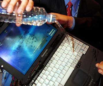 H Panasonic κατασκεύασε έναν πολύ σκληρό φορητό υπολογιστή