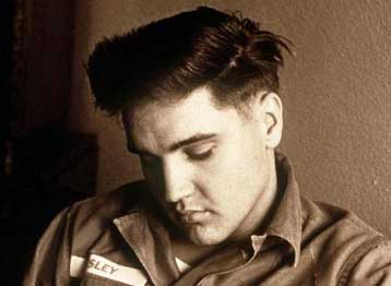 Η τελετή για τα 23 χρόνια από το θάνατο του Πρίσλεϊ και στο Διαδίκτυο