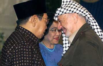 Προς αναβολή της ανακήρυξης παλαιστινιακού κράτους προσανατολίζεται ο Αραφάτ