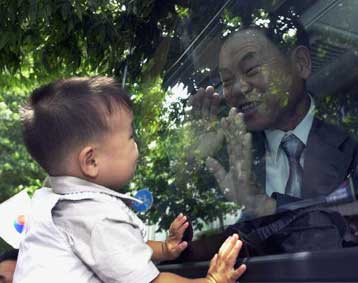 Ανοίγει τα σύνορα και στις οικογένειες των επαναπατριζομένων η Β.Κορέα