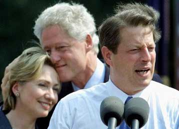 Ο Μπιλ Κλίντον δίνει τη σκυτάλη στον Αλ Γκορ