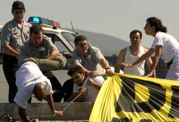 Στη φυλακή οδήγησαν οι τουρκικές αρχές 14 ακτιβιστές της Greenpeace