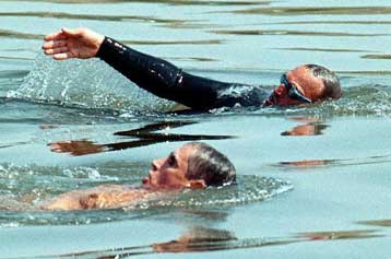 Κολυμβητής ο Ρουμάνος υπουργός Εξωτερικών για χάρη του… Δούναβη