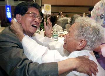 Η επανένωση οικογενειών από τη Νότιο και τη Βόρειο Κορέα σπάει τον πάγο του Ψυχρού Πολέμου