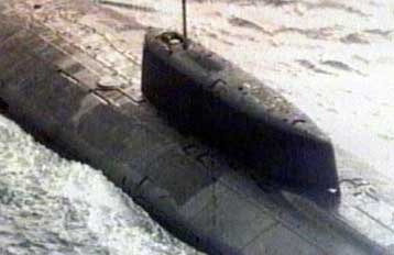 Δύσκολη η διάσωση των 116 ναυτών που βρίσκονται παγιδευμένοι σε ρωσικό πυρηνικό υποβρύχιο