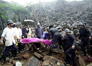 Eννέα άτομα έχασαν τη ζωή τους από κατολισθήσεις στην Κίνα
