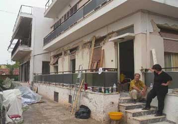 Χωρίς κρατική βοήθεια επισκευάζουν τα σπίτια τους οι σεισμόπληκτοι της Αττικής