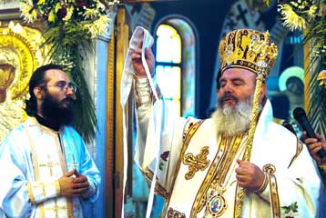 Ανεβάζει τους τόνους ο Αρχιεπίσκοπος – Απάντηση Σταθόπουλου