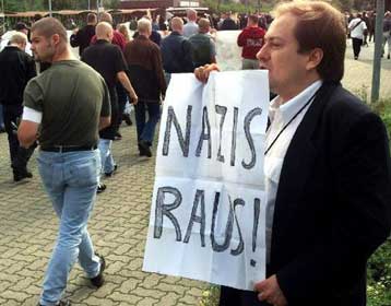 Οι Γερμανοί διαδηλώνουν εναντίον των νεοναζί