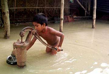 Φόβοι για εξάπλωση επιδημιών στην Ινδία, καθώς υποχωρούν τα νερά των πλημμυρών