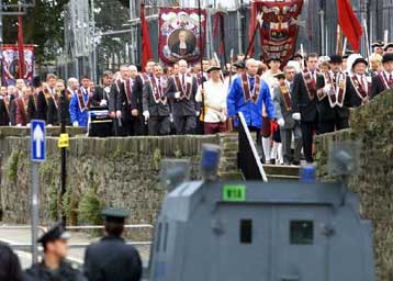 Εν μέσω νέων βομβιστικών απειλών πραγματοποιείται η παρέλαση των προτεσταντών στη Β.Ιρλανδία