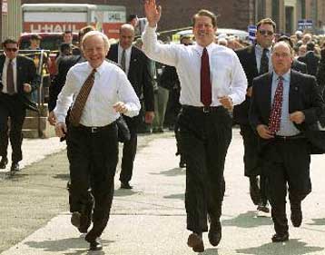 Η επιλογή Λίμπερμαν μειώνει τη διαφορά Γκορ και Μπους