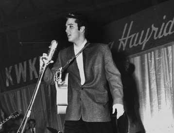 Η τελετή για τα 23 χρόνια από το θάνατο του Πρίσλεϊ και στο Διαδίκτυο