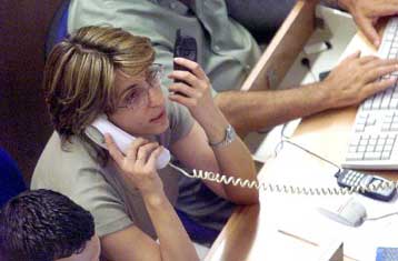 Ακριβότερα από το Σάββατο τα τηλεφωνήματα