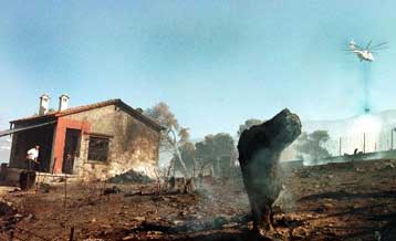 Μεγάλη φωτιά στο Λουτράκι