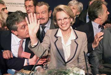 Παντρεύεται για να μπορέσει να… εκλεγεί πρωθυπουργός η ηγέτης του γκωλικού κόμματος