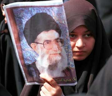 Επίθεση του θρησκευτικού ηγέτη του Ιράν κατά των ξένων ΜΜΕ – Σύλληψη μεταρρυθμιστή δημοσιογράφου