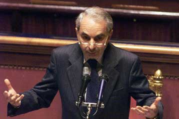 Αποφασισμένος να ηγηθεί της ιταλικής Κεντροαριστεράς στις βουλευτικές του 2001 ο Αμάτο