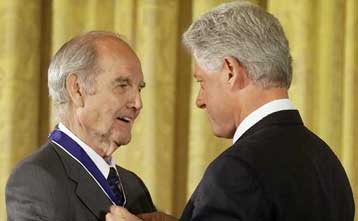 Ο Κλίντον απένειμε τιμητικές διακρίσεις σε 15 προσωπικότητες