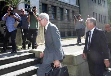 Τις πρώτες επαφές με Δυτικούς διπλωμάτες είχαν οι Βρετανοί και Καναδοί κρατούμενοι στο Βελιγράδι