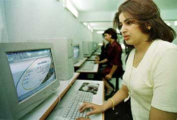 Μπροστά -έστω και οριακά- οι γυναίκες σέρφερ του Διαδικτύου στις ΗΠΑ