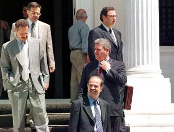 Η λήξη του κίτρινου συναγερμού της ΔΟΕ σήμανε έναν ακόμη στην κυβέρνηση και τον Αθήνα 2004