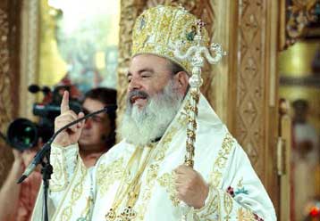 Επίθεση Χριστόδουλου στον καθολικό αρχιεπίσκοπο Νικόλαο για το ζήτημα των ταυτοτήτων