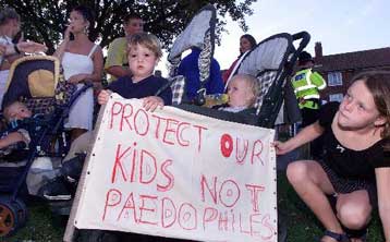 Το πρώτο θύμα της οργής του βρετανικού όχλου εναντίον των παιδεραστών