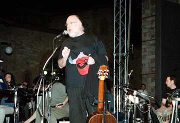 Ενθουσίασε το κοινό της Σάμου ο Διονύσης Σαββόπουλος