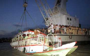 Σώοι και οι εννέα Ελληνες ναυτικοί μετά την εγκατάλειψη φορτηγού πλοίου