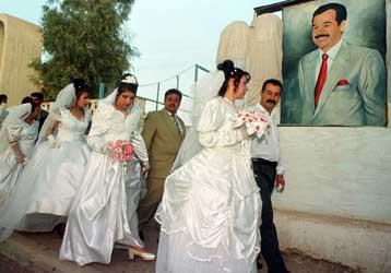 Ομαδικός γάμος στη Βαγδάτη με κουμπάρο… τον Σαντάμ