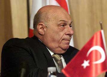 Νέα επίθεση Ντενκτάς εναντίον Ερογλου για τα οικονομικά στα Κατεχόμενα