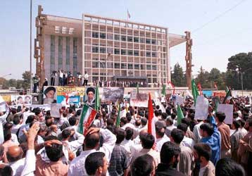 Διαδηλώσεις των σκληροπυρηνικών του Ιράν κατά της χαλάρωσης των περιορισμών του Τύπου