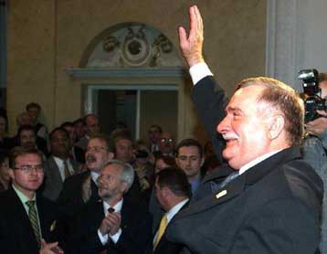 Αρχίζουν έρευνες στα αρχεία της αστυνομίας για Βαλέσα και Κβασνιέφσκι