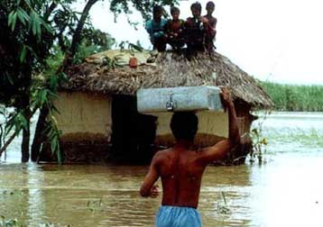 Eκατοντάδες οι νεκροί και εκατομμύρια οι άστεγοι από τις πλημμύρες στην περιοχή των Ιμαλαΐων