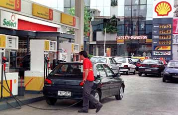 Η άνοδος του δολαρίου προκαλεί αυξήσεις στα καύσιμα από τα μεσάνυχτα της Τετάρτης