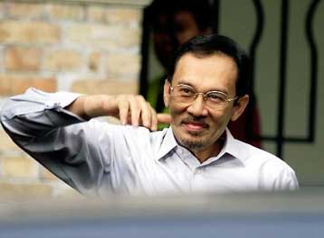 Εννέα χρόνια φυλάκιση στον Ανουάρ για σοδομισμό – Κλίμα έντασης στη Μαλαισία