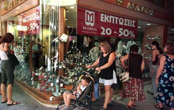 Το λαθρεμπόριο των μικροπωλητών καίει καταστηματάρχες και κυβέρνηση