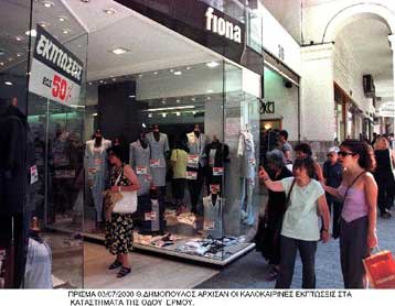 Το λαθρεμπόριο των μικροπωλητών καίει καταστηματάρχες και κυβέρνηση