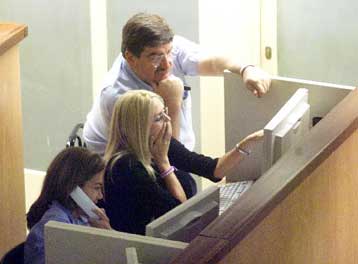 Πτωτικές τάσεις λίγο πριν από το κλείσιμο του  ΧΑΑ το μεσημέρι της Δευτέρας