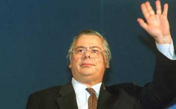 Νέα επίθεση Εβερτ κατά της κυβέρνησης για τις προεκλογικές παρεμβάσεις στο ΧΑΑ