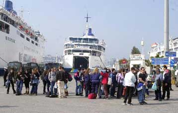 Μποτιλιάρισμα σε Πειραιά και εθνικές οδούς από τους αδειούχους