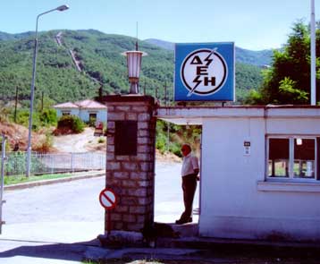 Κλιμάκιο της ΔΕΗ στον οικισμό Καρυές, οι κάτοικοι του οποίου ζουν χωρίς ρεύμα