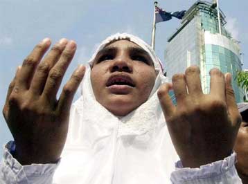 Βαθύτερα τα αίτια της κλιμακούμενης βίας στις Μολούκες