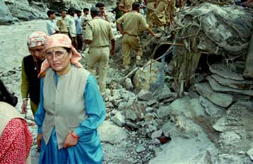 Φονικές πλημμύρες σαρώνουν την Ινδία